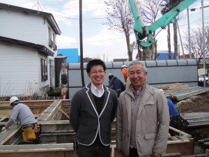 新築ハウスの基礎工事中の現場にて吉田代表（右）